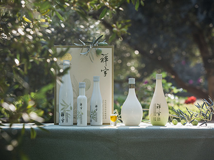祥宇特級(jí)初榨橄欖油，純手工采摘、精選優(yōu)質(zhì)油橄欖鮮果，用意大利貝亞雷斯全自動(dòng)設(shè)備物理冷榨工藝，在鮮果采摘后8小時(shí)內(nèi)限時(shí)鮮榨而成。